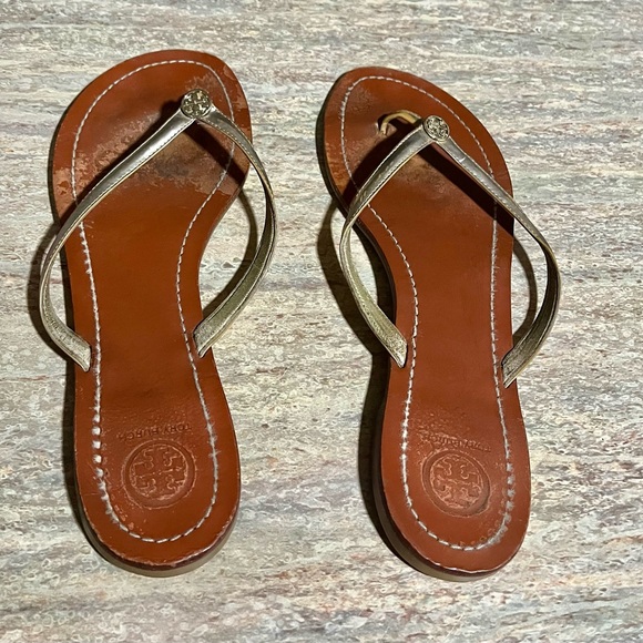 Tory Burch gold thong sandals - Picture 2 of 16